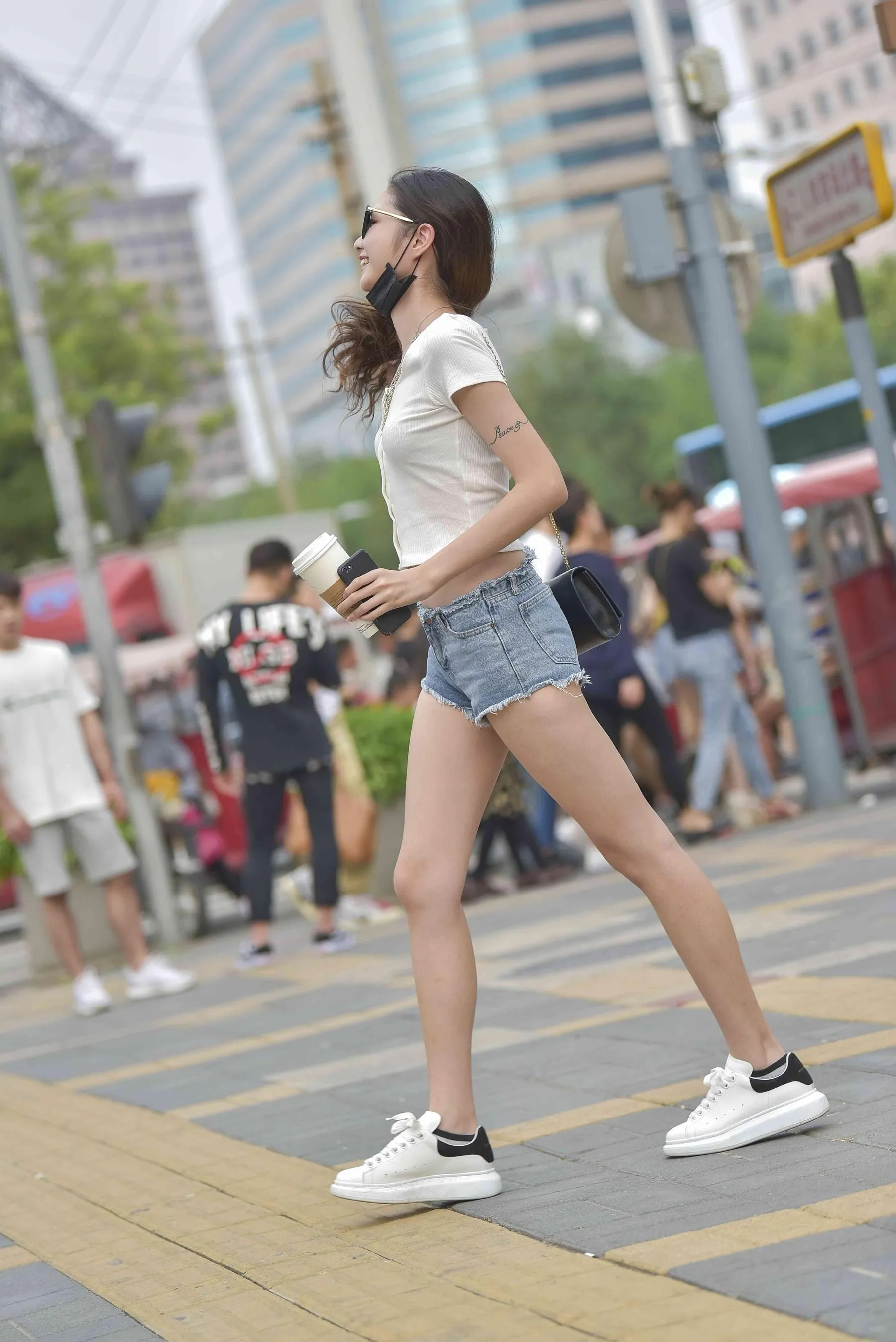 [魔镜街拍] NO.028 热裤小白鞋 [87P]插图3